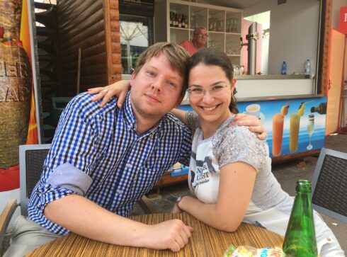 ... společně jedli a pili, ...