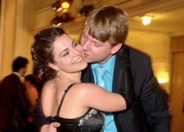 A tak šel čas. Tančili spolu, ...